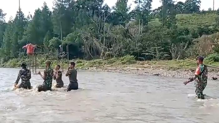 PRAJURIT MENGARUNGI SUNGAI