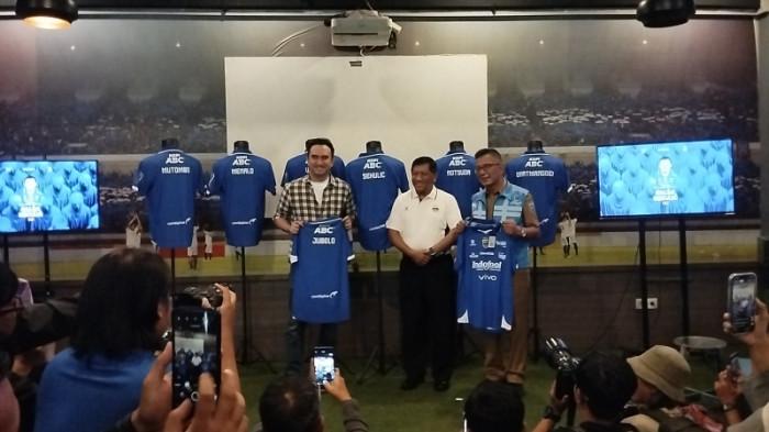 PERKENALAN - Persib Bandung resmi memperkenalkan Balsa Sekulic sebagai rekrutan keenam untuk musim 2026/2027 dan mengikatnya dengan kontrak selama dua tahun.