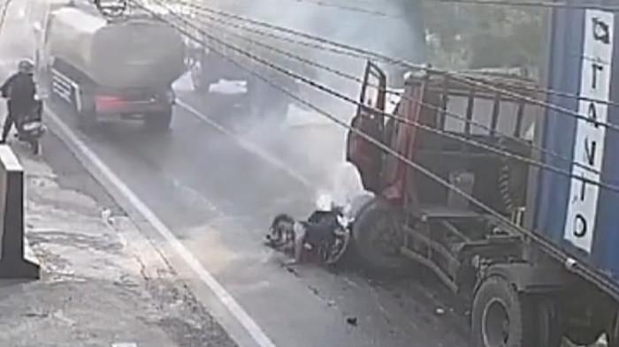 Kecelakaan Beruntun di Pandaan, Truk Kontainer Tabrak 5 Motor dan Truk Tangki, 3 Pengendara Tewas