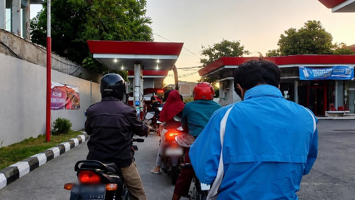 HARGA BBM - Antrean mengular jalur Pertalite di SPBU Klodran, Colomadu, Karanganyar pada Selasa (7/7/2026) pagi. Petugas SPBU mengaku antrean mengular ini terjadi setiap hari