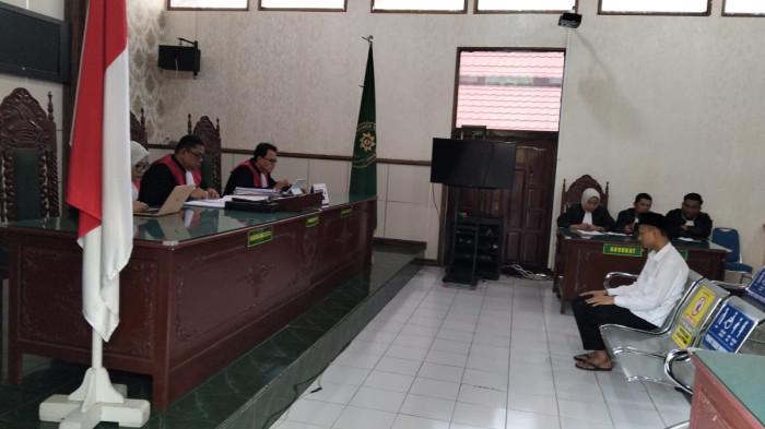 Waldi, pecatan polisi itu divonis penjara seumur hidup oleh majelis hakim Pengadilan Negeri (PN) Bungo, kasus pembunuhan dosen perempuan. Sidang vonis digelar pada Selasa (7/7/2026).