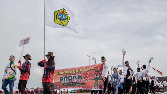 KLASEMEN POPDA KEPRI 2026 - Kontingen Dari Kabupaten Karimun pada acara pembukaan POPDA X kepri pada (2/7/2026). Simak klasemen perolehan medali sementara pada ajang POPDA X Kepri 2026. Karimun sebagai tuan rumah berada di luar tiga besar.