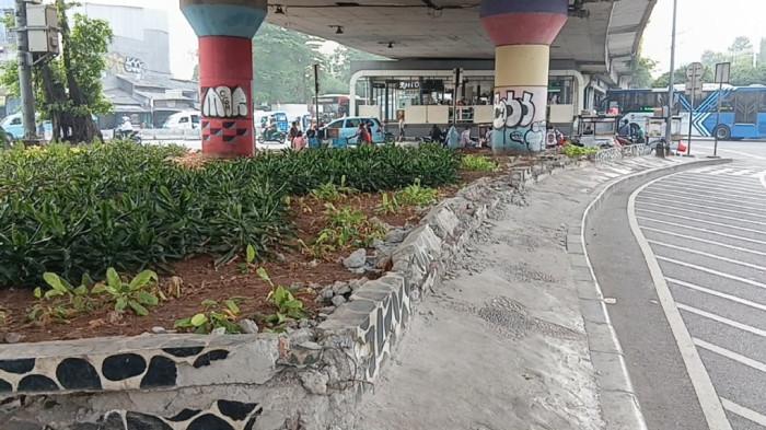 Kondisi taman di kolong Flyover Kampung Melayu yang pagar besinya dicuri, Jatinegara, Jakarta Timur, Selasa (7/7/2026).