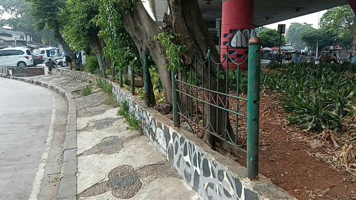 Kondisi taman di kolong Flyover Kampung Melayu yang pagar besinya dicuri, Jatinegara, Jakarta Timur, Selasa (7/7/2026).
