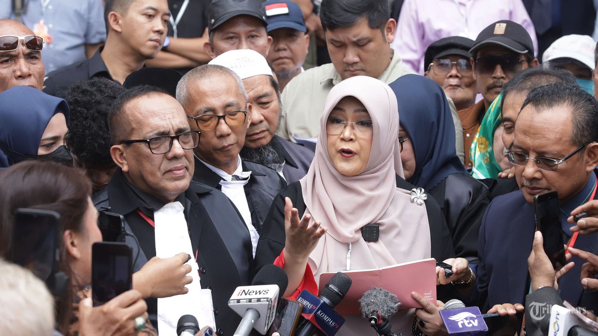 SIDANG PERDANA - Terdakwa kasus dugaan penyebaran informasi bohong dan pencemaran nama baik terkait tudingan ijazah Presiden ke-7 RI Joko Widodo, Tifauzia Tyassuma alias dr Tifa memberikan keterangan pers usai menjalani sidang perdana di Pengadilan Negeri Jakarta Timur, Kamis (2/7/2026). Jaksa Penuntut Umum (JPU) menyatakan Presiden ke-7 RI Joko Widodo (Jokowi) merasa dihina sehina-hinanya akibat perbuatan terdakwa Tifauzia Tyassuma alias Dokter Tifa yang menuduh ijazah S-1 Jokowi palsu. Tribunnews/Jeprima