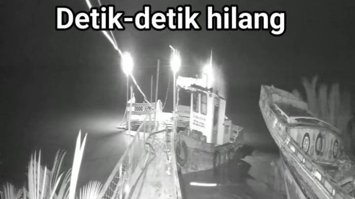 DITERKAM BUAYA- Tangkapan layar rekaman CCTV dermaga sesaat korban sebelum hilang diterkam buaya di perairan Desa Teluk Betung, Kecamatan Pulau Rimau, Kabupaten Banyuasin, Senin (6/7/2026).