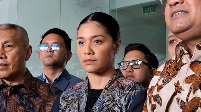 LAPOR KE KY — Franka Franklin, istri eks Mendikbudristek Nadiem Makarim, didampingi kuasa hukum di kantor Komisi Yudisial (KY), Jakarta, Senin (6/7/2026). Usai melaporkan empat hakim kasus korupsi Chromebook ke KY, Franka menyatakan masih yakin suaminya dapat memperoleh keadilan melalui mekanisme hukum.