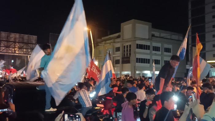 Seribuan fans Argentina melakukan konvoi