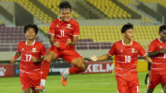 SELEBRASI - Penyerang Timnas U17 Indonesia, Dhamar Try Kusuma (dua dari kanan) merayakan gol bersama rekan setimnya, dalam pertandingan uji coba melawan Malaysia U17 di Stadion Manahan Solo, Sabtu (4/7/2026) malam WIB. Duel Timnas U17 Indonesia vs Malaysia berakhir imbang 1-1. (TRIBUNNEWS.COM/HAFIDH RIZKY P)