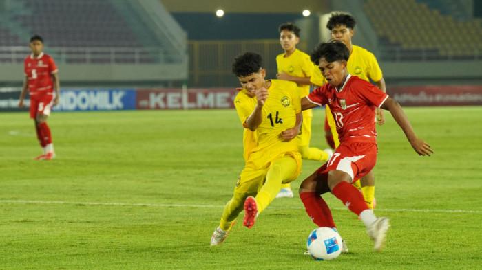 BERDUEL - Aksi gelandang Timnas U17 Indonesia, I Gede Dewa Majesta (kanan) berduel dengan pemain Malaysia U17 dalam pertandingan uji coba di Stadion Manahan Solo, Sabtu (4/7/2026) malam WIB. Timnas U17 Indonesia dihatahan imbang Malaysia 1-1.