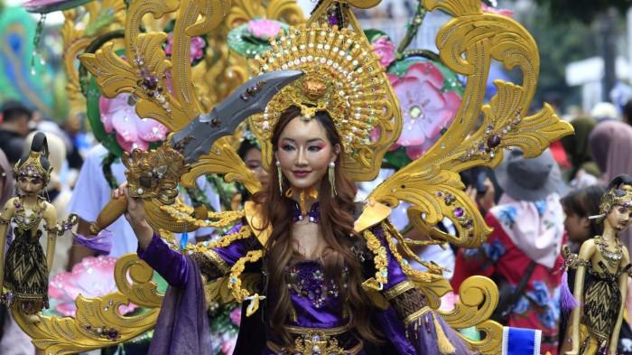 Peserta tampil saat karnaval budaya pada gelaran Asia Africa Festival 2025 di Jalan Asia Afrika, Kota Bandung, Jawa Barat, Sabtu (18/10/2025).