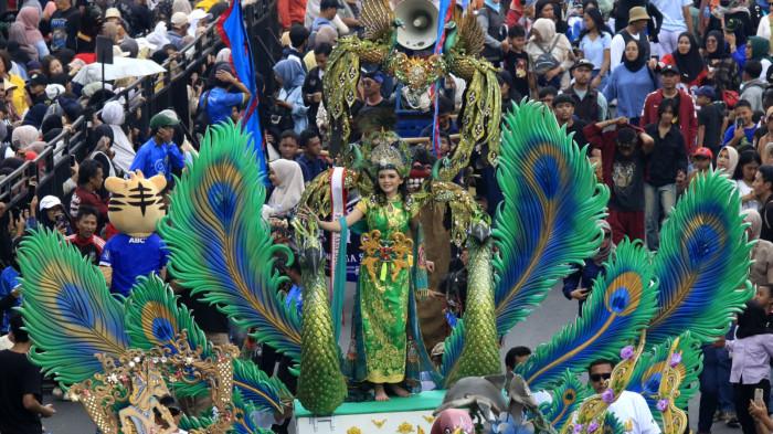 Peserta tampil saat karnaval budaya pada gelaran Asia Africa Festival 2025 di Jalan Asia Afrika, Kota Bandung, Jawa Barat, Sabtu (18/10/2025).