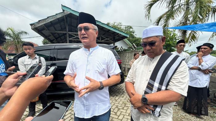 TAMBAH ANGGARAN - Bupati Malinau Wempi W Mawa dan Wabup Malinau Jakaria saat diwawancarai awak media usai melakukan peninjauan hewan kurban, Rabu, (27/5/2026). Kebijakan penambahan diprioritaskan untuk memastikan pemerataan distribusi.