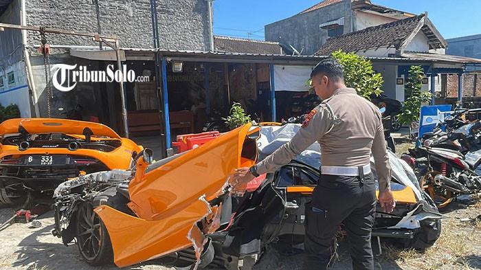 TERBELAH DUA - Kondisi mobil supercar McLaren 720S Coupe yang mengalami kecelakaan tunggal di Jalan Sukoharjo-Solo, tepatnya di Kelurahan Telukan, Kecamatan Grogol, Kabupaten Sukoharjo, Rabu (8/7/2026) dini hari, tampak mengalami kerusakan sangat parah. Bodi mobil sport mewah berwarna oranye tersebut terbelah menjadi dua bagian akibat kerasnya benturan saat menabrak pagar, tiang telepon, dan tiang listrik di lokasi kejadian. Bagian depan kendaraan nyaris hancur total.