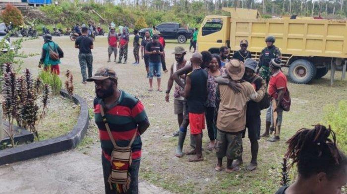 MENGUNGSI - Pengungsi dari Distrik Paro setelah tiba di Kenyam, Nduga, Papua Pegunungan, Senin (31/2/2023). Mereka mengungsi untuk mengamankan diri dari gangguan KKB. (KOMPAS.com/Dhias Suwandi)