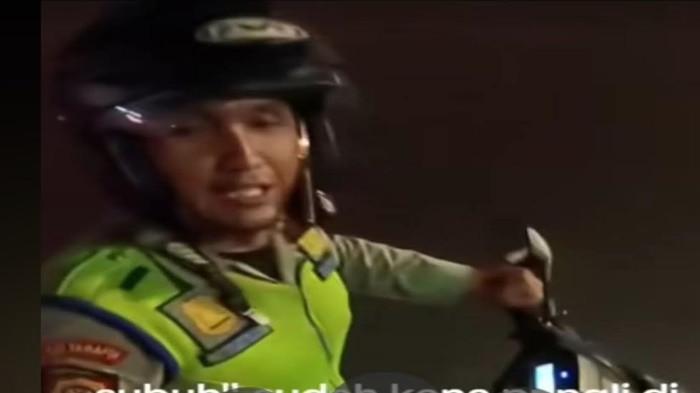 PUNGLI -- Tangkap layar unggahan di akun facebook Info Kriminal Linggau yang diposting, Rabu (8/7/2026). Memperlihatkan pria berseragam Polantas melakukan pungli di kawasan Kota Lubuklinggau. Pria tersebut ternyata pecatan polisi.