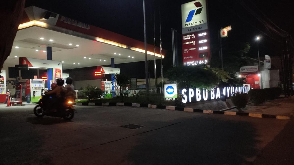 SUASANA SPBU DI KOTA SOLO - Suasana SPBU Banyuanyar di Jalan Adi Soemarmo Kota Solo Selasa 7 Juli 2026 malam. Seorang warga Solo bernama Rianti mengaku masih sanggup antre beli Pertalite demi kontrol pengeluaran.