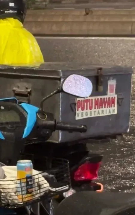 Bikin Haru! Penjual Kue Putu Bagi-bagi Dagangan Gratis Saat Hujan Bikin Haru! Penjual Kue Putu Bagi-bagi Dagangan Gratis Saat Hujan