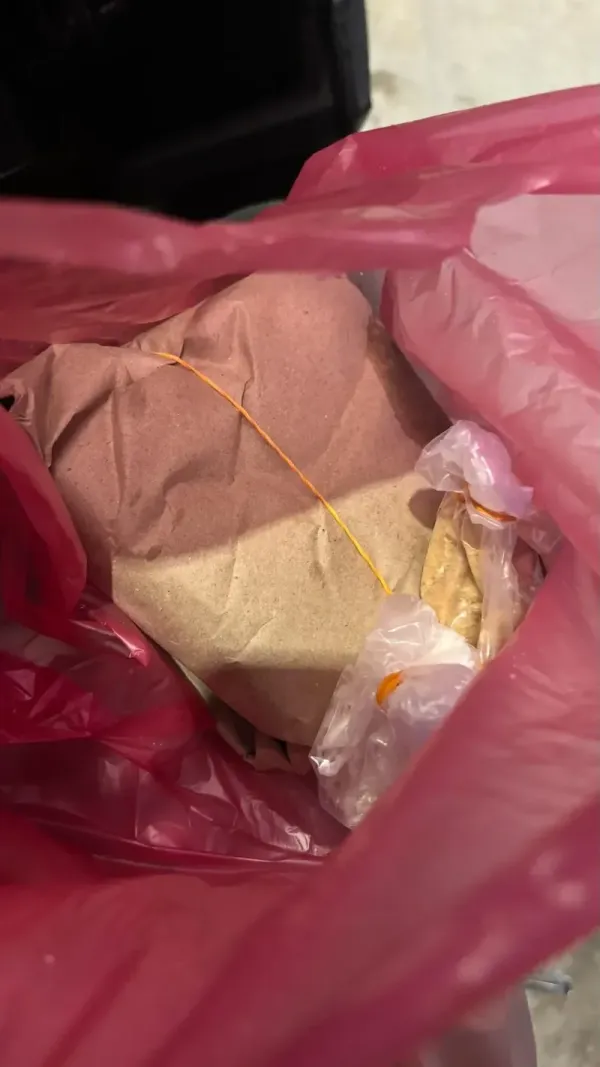 Bikin Haru! Penjual Kue Putu Bagi-bagi Dagangan Gratis Saat Hujan Bikin Haru! Penjual Kue Putu Bagi-bagi Dagangan Gratis Saat Hujan