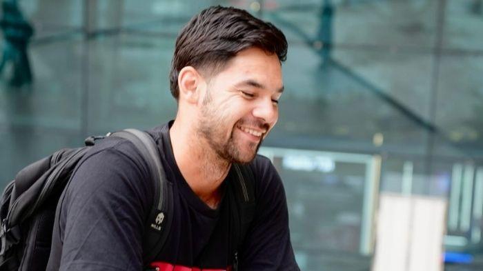 MENUJU BANDUNG - Pemain baru Persib, Sandy Walsh di Stasiun Kereta Cepat Indonesia China (KCIC) Whoosh Halim, Jakarta Timur, DKI Jakarta pada Selasa (7/7/2026) untuk melanjutkan perjalanan menuju Kota Bandung, Jawa Barat.