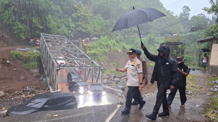 TINJAU ENANG-ENANG - Menteri Dalam Negeri (Mendagri) Muhammad Tito Karnavian meninjau langsung kondisi Jalan dan Jembatan Enang-Enang di Kampung Alur Cincin, Kecamatan Pintu Rime Gayo, Kabupaten Bener Meriah, Provinsi Aceh, pada Selasa (7/7/2026) kemarin.
