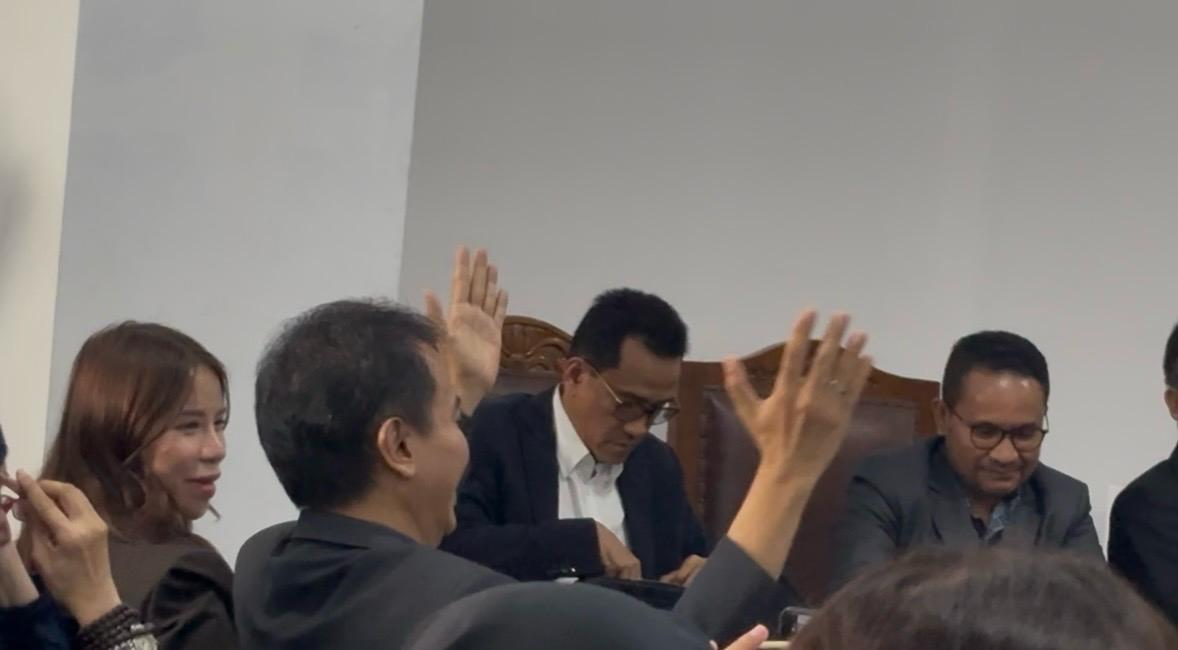 MENANG PRAPERADILAN - Momen Roy Suryo angkat kedua tangannya ke udara saat dengar hakim kabulkan Praperadilan-nya lawan Polda Metro Jaya di ruang sidang Pengadilan Negeri Jakarta Selatan, Selasa (7/7/2026). Wajah Roy juga tampak berseri-seri ketika mengetahui gugatannya itu dikabulkan oleh hakim.