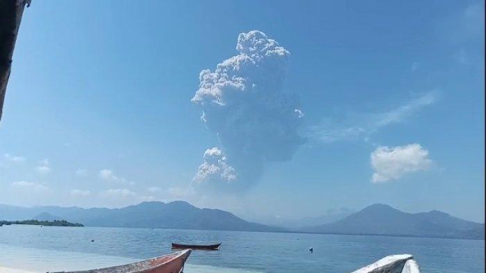 GUNUNG LEWOTOBI - Foto letusan Gunung Lewotobi Laki-laki kembali menunjukkan aktivitas vulkanik yang sangat tinggi. Letusan besar terjadi pada Senin (7/7/2025) pukul 11.05 WITA