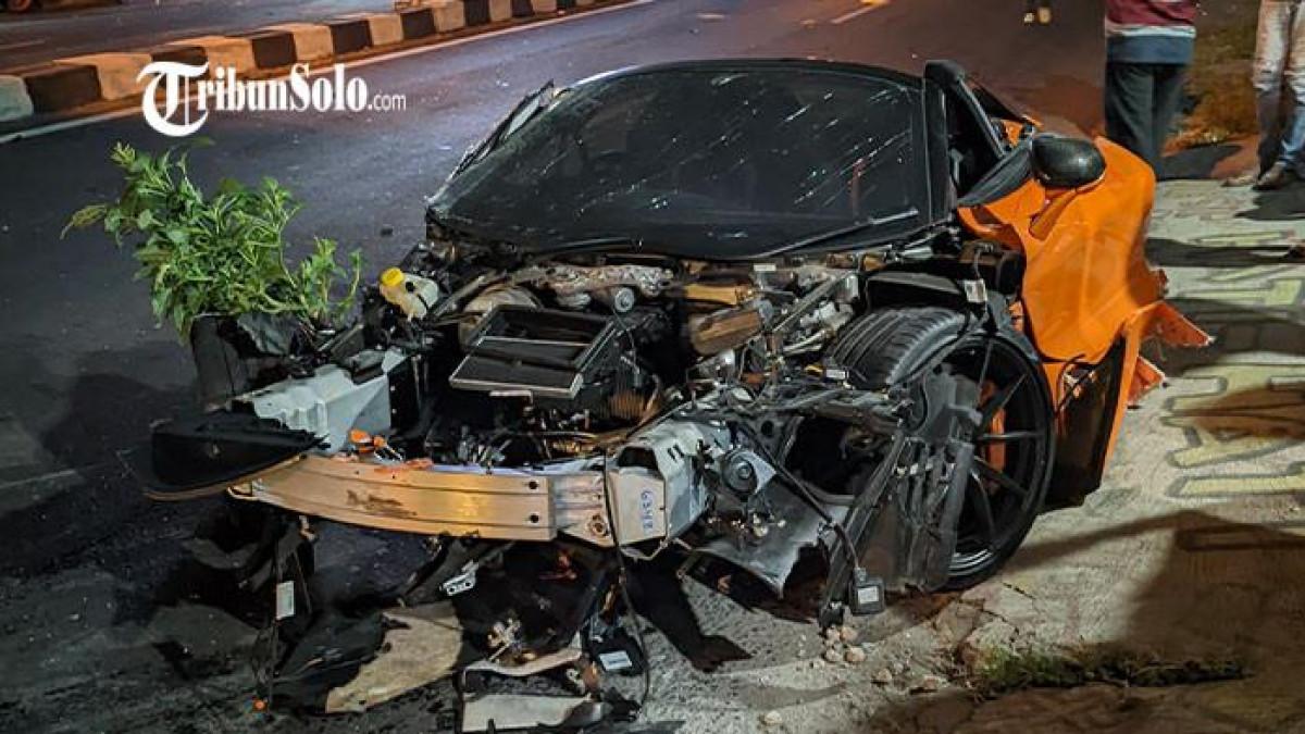 RUSAK PARAH - Sebuah supercar McLaren 720S Coupe bernomor polisi B 331 diduga milik seorang konten kreator mengalami kecelakaan tunggal di Jalan Telukan, Kecamatan Grogol, Kabupaten Sukoharjo, Jawa Tengah, pada Rabu (8/7/2026) dini hari. Peristiwa tersebut terjadi sekitar pukul 02.00 WIB dan sempat viral di sejumlah media sosial. Foto dan video yang beredar memperlihatkan sebuah supercar berwarna oranye-kuning mengalami kerusakan cukup parah di bagian depan usai menabrak tiang listrik di tepi jalan.