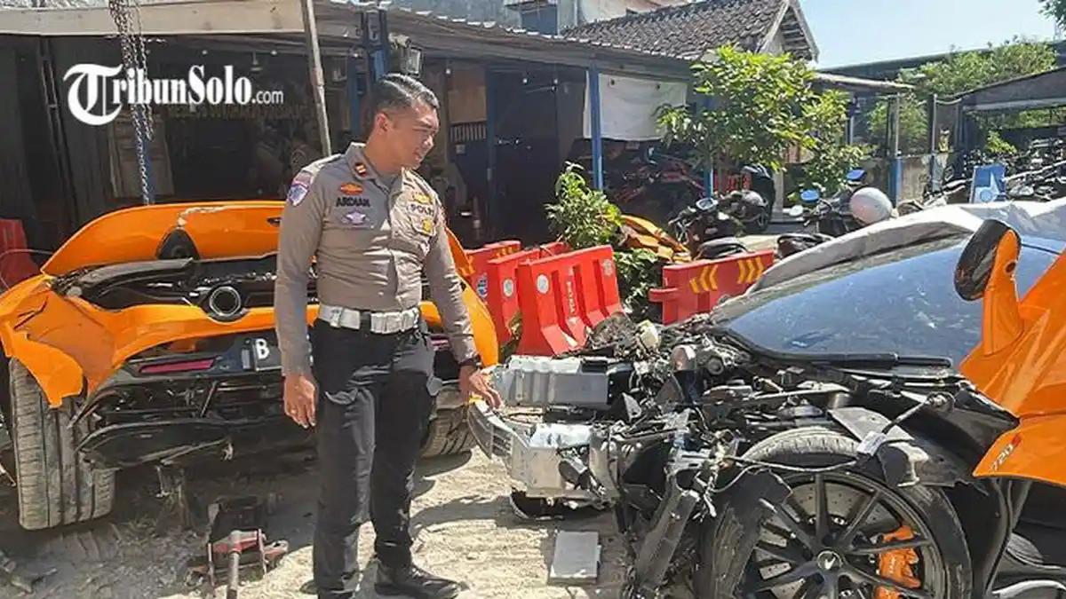 TERBELAH DUA - Kondisi mobil supercar McLaren 720S Coupe yang mengalami kecelakaan tunggal di Jalan Sukoharjo-Solo, tepatnya di Kelurahan Telukan, Kecamatan Grogol, Kabupaten Sukoharjo, Rabu (8/7/2026) dini hari, tampak mengalami kerusakan sangat parah. Bodi mobil sport mewah berwarna oranye tersebut terbelah menjadi dua bagian akibat kerasnya benturan saat menabrak pagar, tiang telepon, dan tiang listrik di lokasi kejadian. Bagian depan kendaraan nyaris hancur total.