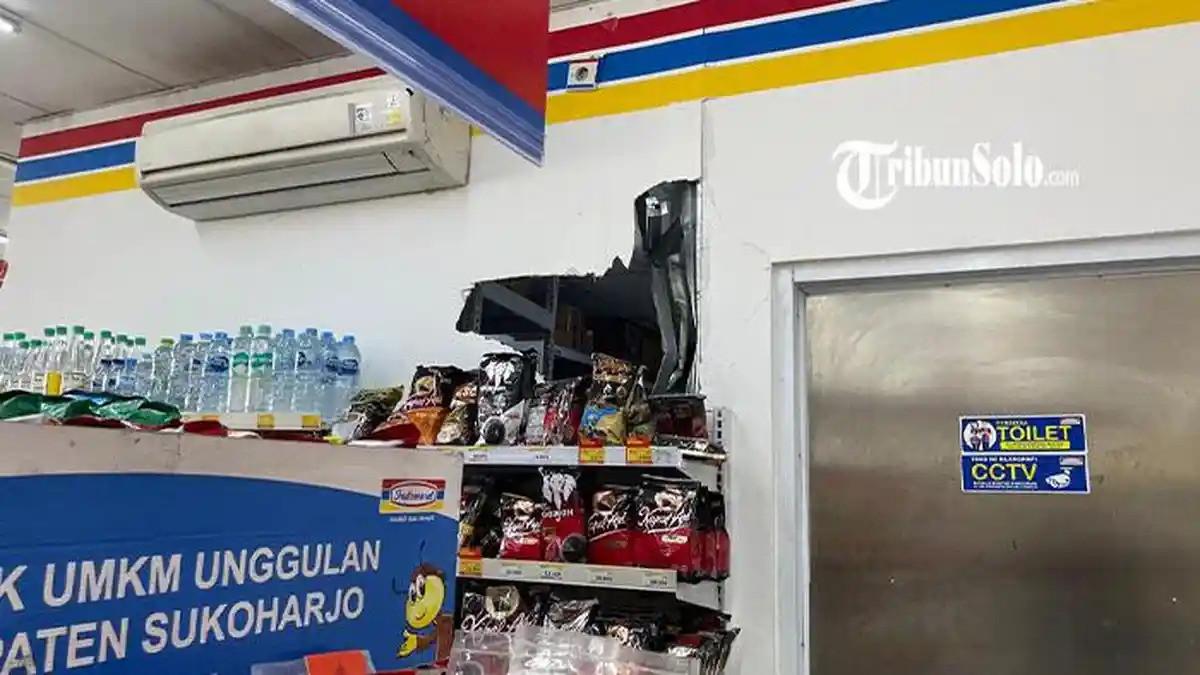 DINDING RUSAK - Kerusakan dinding minimarket di Jalan Sukoharjo-Solo, tepatnya di depan Rumah Makan Pak Cipto, Kelurahan Telukan, Kecamatan Grogol, Kabupaten Sukoharjo, Jawa Tengah, Rabu (8/7/2026) dini hari. Kerusakan itu imbas dari supercar McLaren milik konten kreator yang mengalami kecelakaan tunggal. Aki kendaraan tersebut terlempar hingga merusak pintu kaca dan dinding bangunan minimarket.