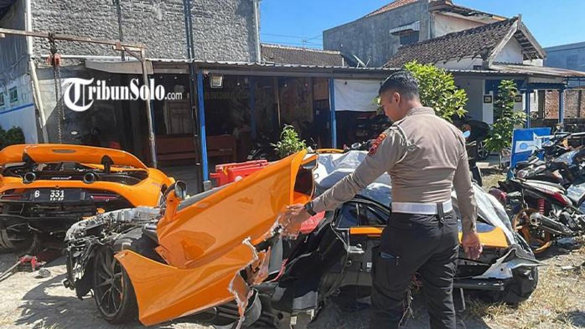 TERBELAH DUA - Kondisi mobil supercar McLaren 720S Coupe yang mengalami kecelakaan tunggal di Jalan Sukoharjo-Solo, tepatnya di Kelurahan Telukan, Kecamatan Grogol, Kabupaten Sukoharjo, Rabu (8/7/2026) dini hari, tampak mengalami kerusakan sangat parah. Bodi mobil sport mewah berwarna oranye tersebut terbelah menjadi dua bagian akibat kerasnya benturan saat menabrak pagar, tiang telepon, dan tiang listrik di lokasi kejadian. Bagian depan kendaraan nyaris hancur total.