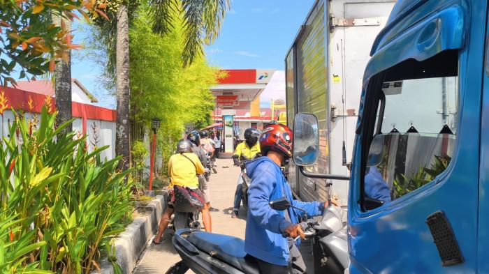 ANTREAN BIOSOLAR- Penampakan kendaraan yang memutar balik untuk masuk antrean di SPBU 14.251.583 Khatib Sulaiman, Kota Padang, Rabu (8/7/2026). Pengendara mengaku terganggu akibat ramai dan mepetnya kendaraan antre mengisi Biosolar.