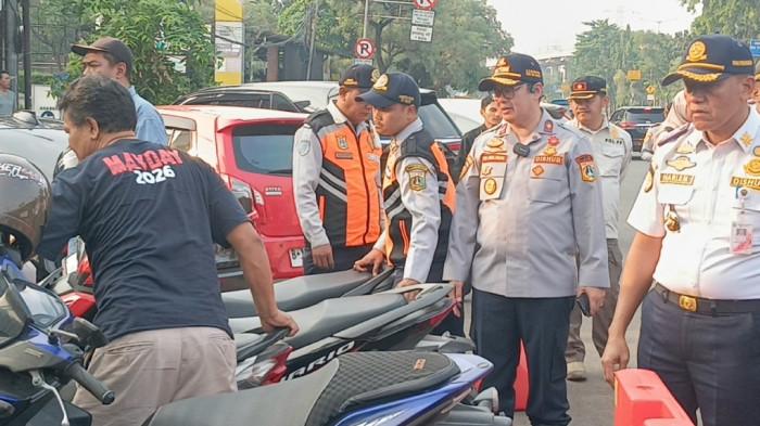 PARKIR LIAR - Kepala Dinas Perhubungan DKI Jakarta, Budi Awaludin saat memimpin penertiban parkir liar di Jalan Mayjen Sutoyo, Cililitan, Kramat Jati, Jakarta Timur, Jumat (26/6/2026). TRIBUNJAKARTA.COM/BIMA PUTRA