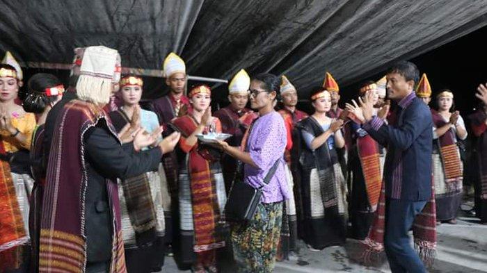 Wakil Bupati Kabupaten Toba, Tonny M. Simanjuntak mengikuti pesta gondang naposo.