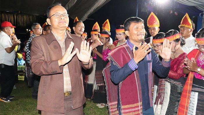 Wakil Bupati Kabupaten Toba, Tonny M. Simanjuntak bersama beberapa pimpinan perangkat daerah menghadiri pesta Gondang Naposo di dua desa, pada Sabtu (9/9/2023) malam.