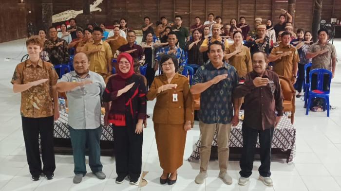 PENURUNAN EMISI - Peserta kegiatan sosialisasi Program Pengurangan Emisi dengan skema Forest Carbon Partnership Facility–Carbon Fund (FCPF-CF) pada Pertemuan Multi Stakeholder Tingkat Kabupaten di Balai Adat Kampung Ujoh Bilang pada Selasa (7/7/2026). (TRIBUNKALTIM.CO/DESY FILANA)