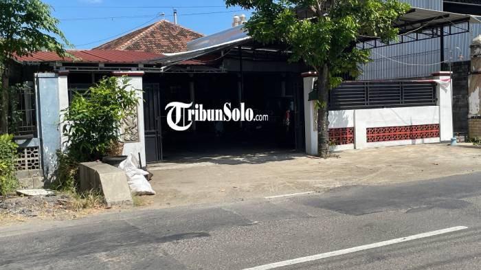 GERBANG TERTUTUP. Potrait rumah Andra ST di Dukuh Ngemul, Kelurahan Sidorejo, Kecamatan Bendosari, Kabupaten Sukoharjo pada Rabu (8/7/2026). Dia terlibta kecelakaan melibatkan mobil mewah.