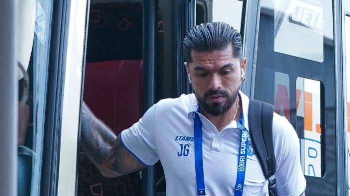 SUPER LEAGUE - Pemain Arema FC, Julian Guevara, saat tiba di stadion jelang dijamu tuan rumah Bali United, Minggu (4/1/2026) petang. Duel ini merupakan lanjutan kompetisi Super League 2025/2026.