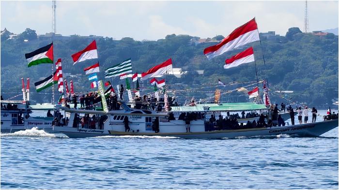 FESTIVAL NELAYAN - Puluhan Kapal Nelayan mengikuti parade1