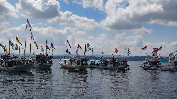 Nelayan mengikuti parade dalam kegiatan festival nelayan