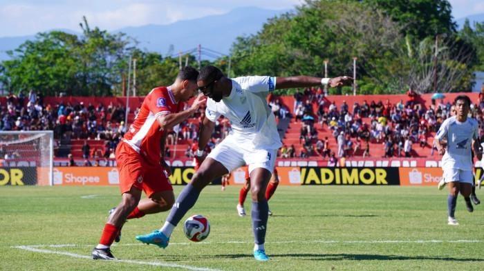 ALASAN BERNARDO TAVARES - Bek PSM Makassar, Yuran Fernandes (jersey putih) saat menjaga pemain Semen Padang Bruno Gomes (kiri) dalam lanjutan pekan ke-3 BRI Super League di Stadion Haji Agus Salim Padang, Jumat (22/8/2025). Berikut ini alasan Bernardo Tavares seusai PSM Makassar tak bisa kalahkan Semen Padang di pekan ke-3 Super League, kini tim berjuluk Juku Eja itu tunggu Persebaya. TribunPadang.com/Fajar Alfaridho Herman 