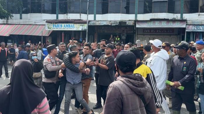 RICUH EKSEKUSI LAHAN - Salah seorang keluarga termohon melakukan aksi protes dari eksekusi lahan oleh PN Takengon, di kawasan Pasar Inpres Kecamatan Bebesen, Kabupaten Aceh Tengah, Provinsi Aceh, Rabu (8/7/2026).