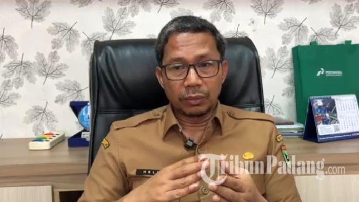 ANTREAN PANJANG BBM -  Kepala Dinas Energi dan Sumber Daya Mineral (ESDM) Provinsi Sumatera Barat, Helmi Heriyanto, memberikan keterangan kepada  TribunPadang, Rabu (8/7/2026). Helmi menjelaskan antrean panjang di hampir seluruh SPBU di Sumbar disebabkan keterlambatan distribusi BBM akibat kemacetan di Simpang Empat Bungus, Sitinjau Lauik, dan Lembah Anai.