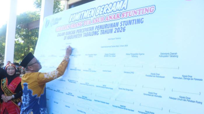 BUPATI Tabalong HM Noor Rifani lakukan penandatanganan Komitmen Bersama