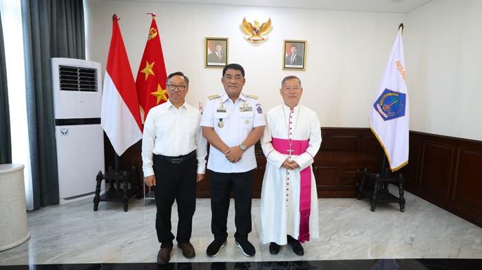 Gubernur Sulawesi Utara Yulius Selvanus Komaling (YSK) lllh