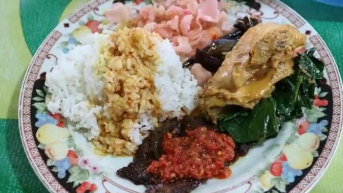 KULINER SOLO - Ilustrasi seporsi nasi padang di Warung Nasi Ampera Silaing Glas, Padang Panjang, Sumatera Barat. Berikut rekomendasi Warung Masakan Padang enak di Solo, Jawa Tengah.