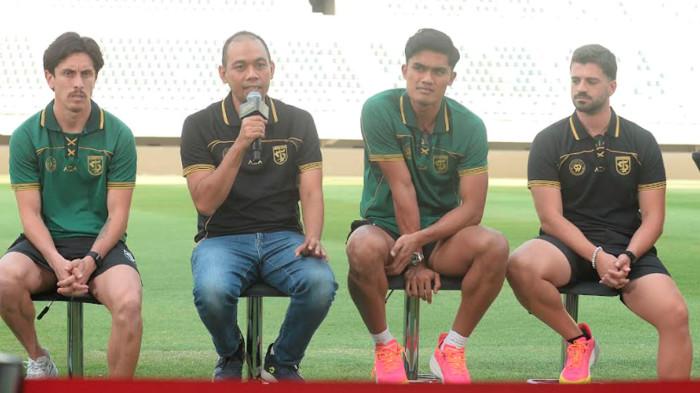 SAMBUT MUSIM - Dari kiri, Francisco Rivera, Direktur Operasional Persebaya Candra Wahyudi, Ramadhan Sananta dan pelatih fisik baru Persebaya pada 