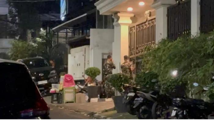 Penampakan kediaman Jampidsus Kejaksaan Agung, Febrie Adriansyah di Jalan Radio I, Kebayoran Baru, Jakarta Selatan dijaga anggota TNI pada Rabu (8/7/2026). (Tribunnews.com/Fahmi Ramadhan)