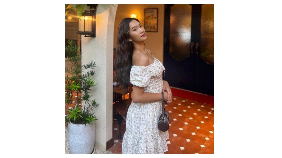 Ilustrasi rekomendasi Off-Shoulder Floral Dress untuk dipakai liburan