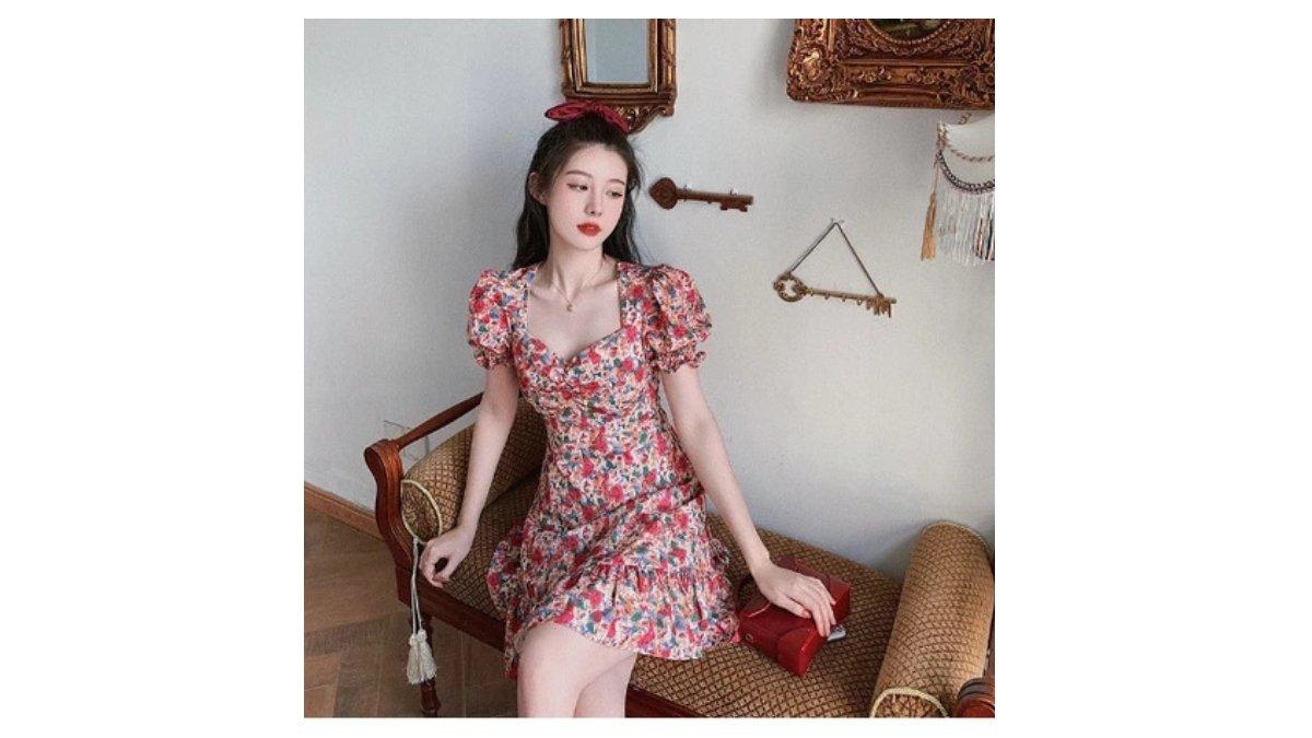 Ilustrasi rekomendasi Mini Dress Floral yang cocok dipakai liburan